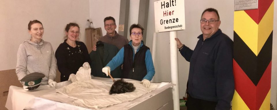 Vorsichtig wird von (v.l.n.r) Agnes Zaleski, Antje Kreuzberg und den fleißigen Helfern Heinz und Heike Starcke sowie Olaf Prehm das Museum ausgeräumt.