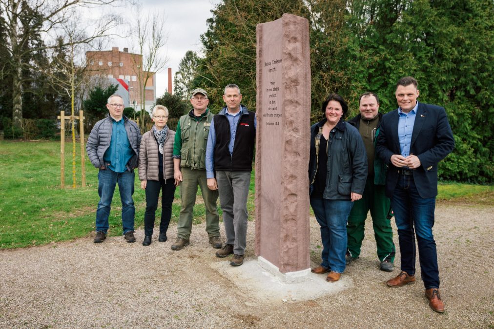 Der Wanfrieder Friedhofsausschuss überzeugt sich von den Arbeiten am Paradiesgärtchen und stellt sich an der neu errichteten Stele auf. Bild: Christoph Braun