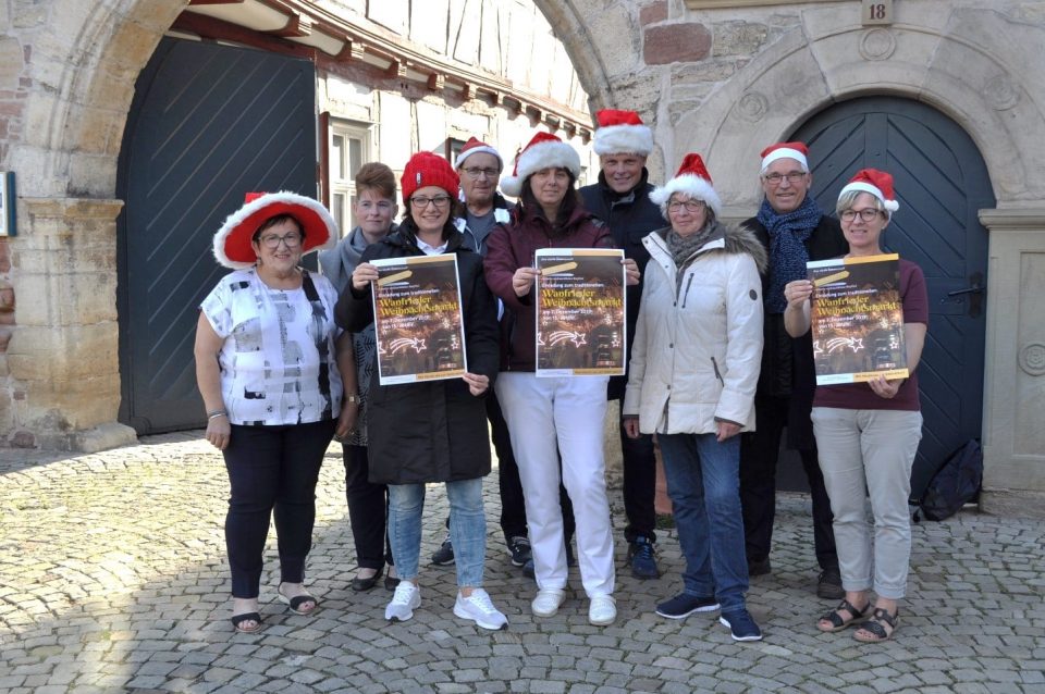 Der Vorstand des Wanfrieder Gewerbevereins kündigt schon jetzt den traditionellen Wanfrieder Weihnachtsmarkt am 07. Dezember an und hat sich dazu im Hochsommer winterlich gekleidet. Bild: Christoph Braun