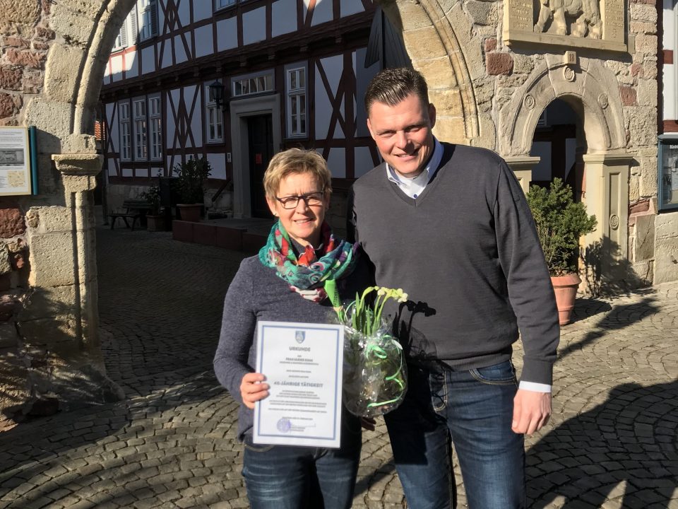 Bürgermeister Wilhelm Gebhard überreichte der Jubilarin Ulrike Kimm eine Urkunde und ein Präsent anlässlich ihres 40-jährigen Dienstjubiläums.