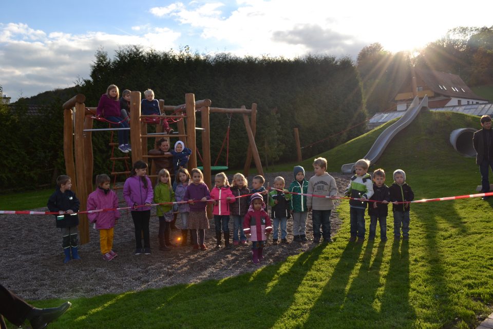 Im Oktober 2013 nahmen die Kinder den neuen Kinderspielplatz in Beschlag und durften symbolisch das Band zur Eröffnung durchschneiden.
