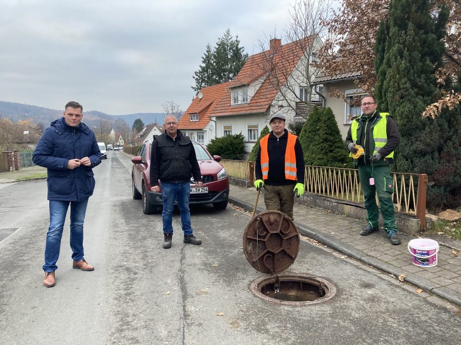 Bürgermeister Wilhelm Gebhard und Klärwärter Thomas Fischbach informieren sich bei Stefan Patzak und Mario Panzer über das Auslegen der Giftköder im Abwassersystem.