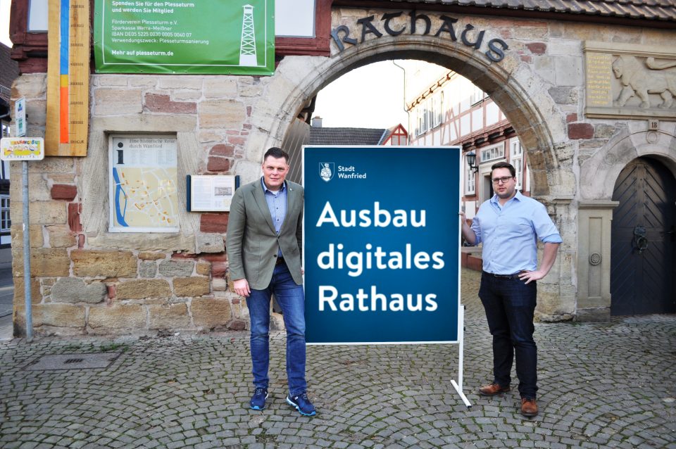 Bürgermeister Wilhelm Gebhard und Verwaltungsleiter Christoph Hoffmann forcieren den Ausbau des digitalen Rathauses.