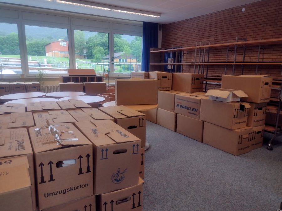 In Kartons verpackt: die Stadtbücherei Wanfried bereitet den Umzug vor. Bild: Stadtverwaltung