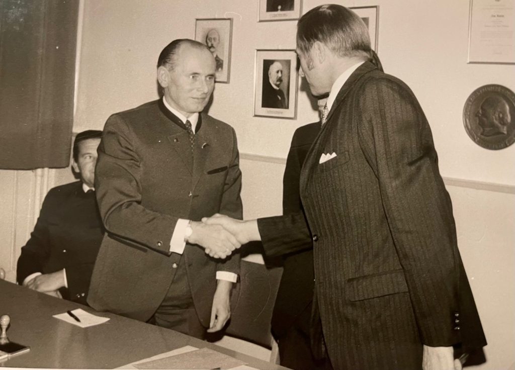 Handschlag zwischen Aues Bürgermeister Gerd Gress und Wanfrieds Bürgermeister Erich Thomas am 22.10.1971, dahinter Wilhelm Pfetzing aus Aue