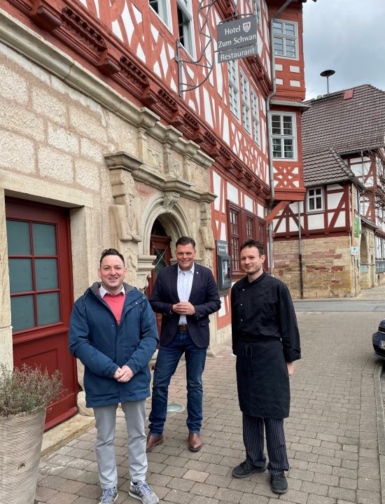 Robert Adler (links) und Alexander Schmidt (rechts) übernehmen das Hotel & Restaurant „Zum Schwan“. Bürgermeister Wilhelm Gebhard (Mitte) wünscht den beiden Unternehmern viel Erfolg.