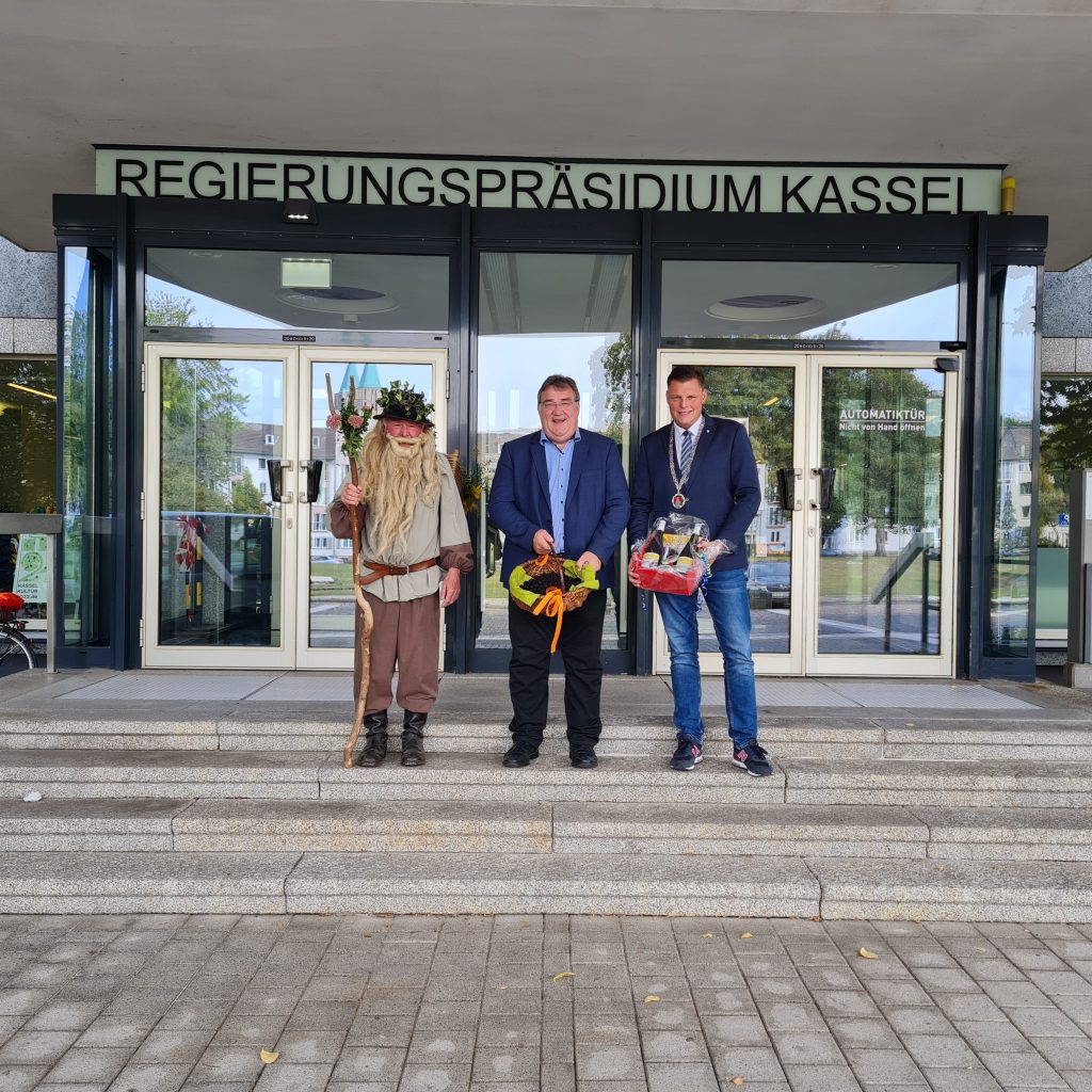 Der Wanfrieder Brombeermann, Regierungspräsident Mark Weinmeister und Bürgermeister Wilhelm Gebhard Bild: Pressestelle RP Kassel