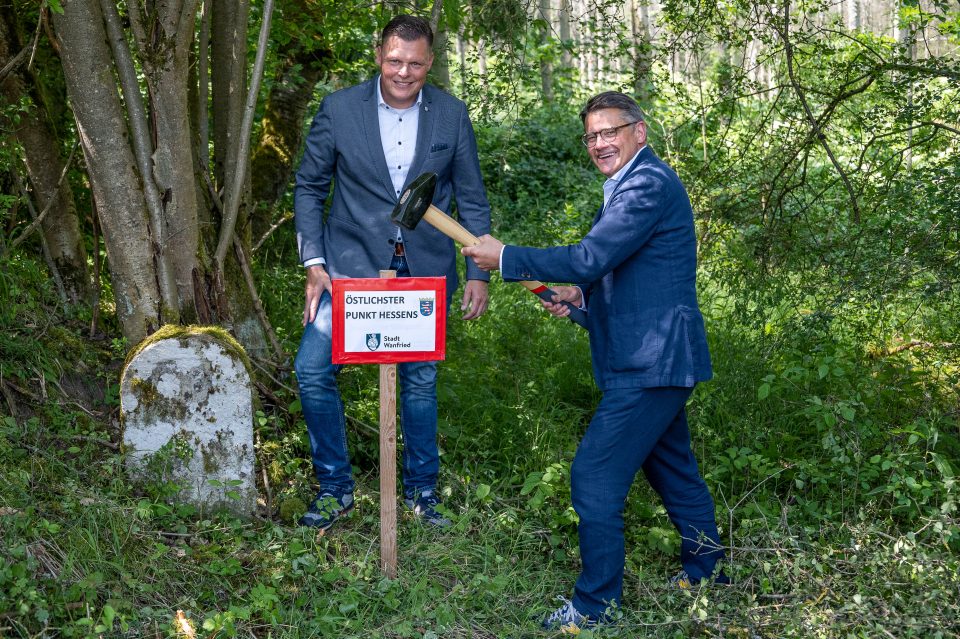 Ministerpräsident Boris Rhein und Wanfrieds Bürgermeister Wilhelm Gebhard markieren symbolisch den östlichsten Punkt Hessens. Bild: Hessische Staatskanzlei